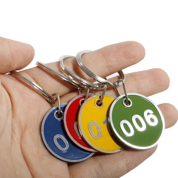 שלט מתכת מחזיק מפתחות שילוט עם טבעת דיגיטלית תג תווית מספר כרטיס צלחת עם מפתח שרשרת התאמה אישית של צבע ומספר תג