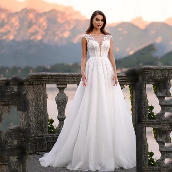 לבן אלגנטי קו שמלות כלה או צוואר שמלות כלה אפליקציות לחצן חזרה טול רכבת לטאטא אשליה Весільна сукня 2023